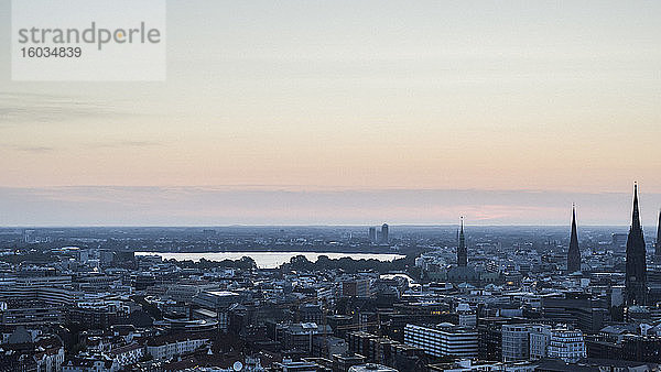 Panoramablick auf Hamburg und die Binnenalster in der Abenddämmerung,  Deutschland