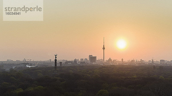 Goldener Sonnenuntergang über dem Berliner Stadtbild und dem Fernsehturm,  Deutschland