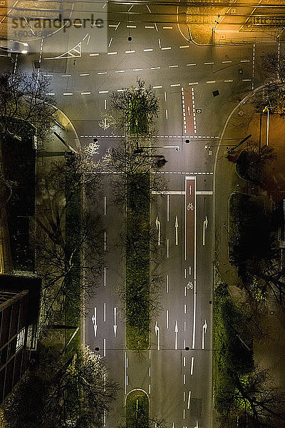 Luftaufnahme leerer Stadtstraßen bei Nacht,  Stuttgart,  Baden-Württemberg,  Deutschland