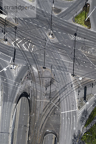Luftaufnahme einer leeren Straßenkreuzung in der Stadt während COVID-19,  Stuttgart,  Deutschland