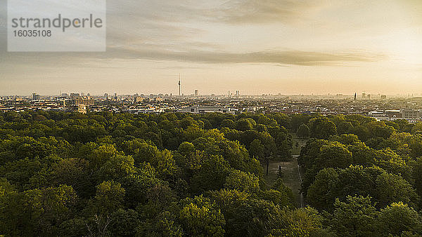Panoramablick auf den Sonnenuntergang Volkspark Friedrichshain und das Berliner Stadtbild,  Deutschland