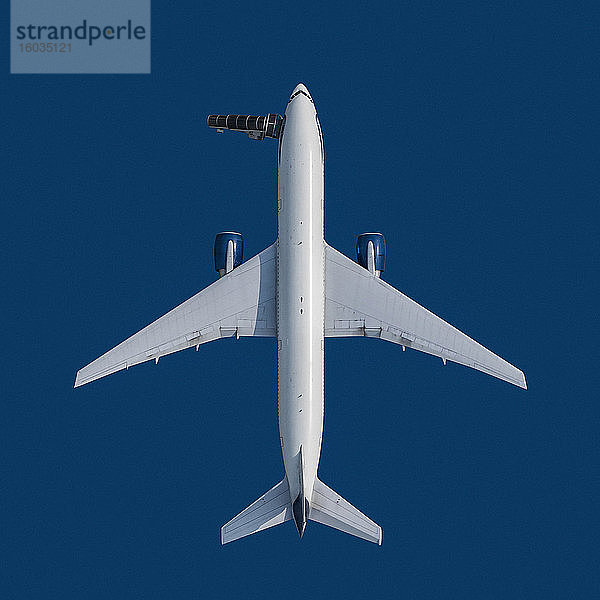 Blick von oben Flugzeug auf blauem Hintergrund