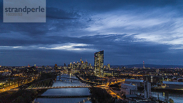 Frankfurter Stadtbild bei Nacht beleuchtet,  Deutschland