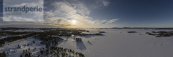 Landschaftsbild Sonnenuntergang über schneebedeckter Landschaft,  Arjeplog,  Lappland,  Schweden