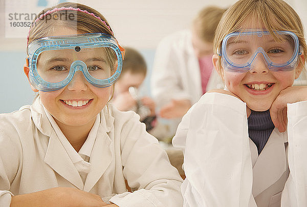 Portrait lächelnder Schülerinnen der Junior High School mit Wissenschaftsbrille