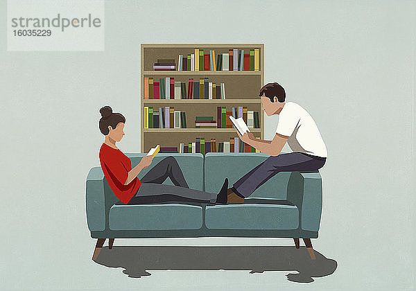 Ein Paar liest zu Hause auf dem Sofa Bücher