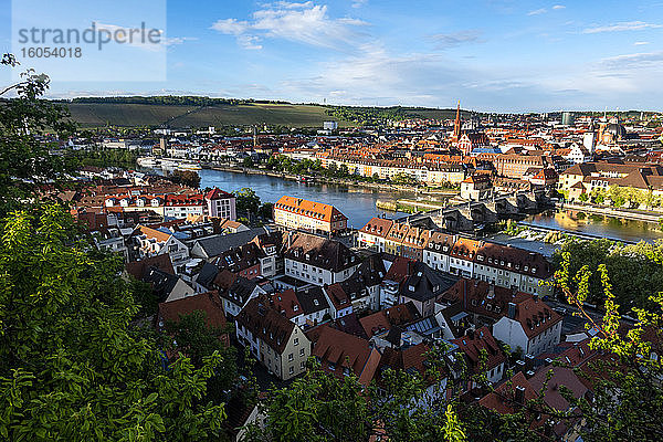 Deutschland,  Franken,  Bayern,  Würzburg,  Ansicht der Altstadt mit Alter Mainbrücke am Main