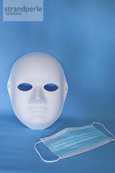 Studioaufnahme von Theatermaske und Gesichtsschutzmaske
