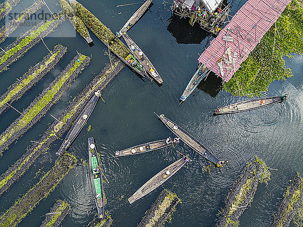 Myanmar,  Staat Shan,  Gemeinde Nyaungshwe,  Luftaufnahme von Ruderbooten und schwimmenden Gärten auf dem Inle-See
