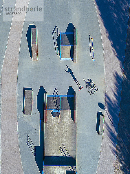 Mann mit Fahrrad im Skatepark,  Luftaufnahme