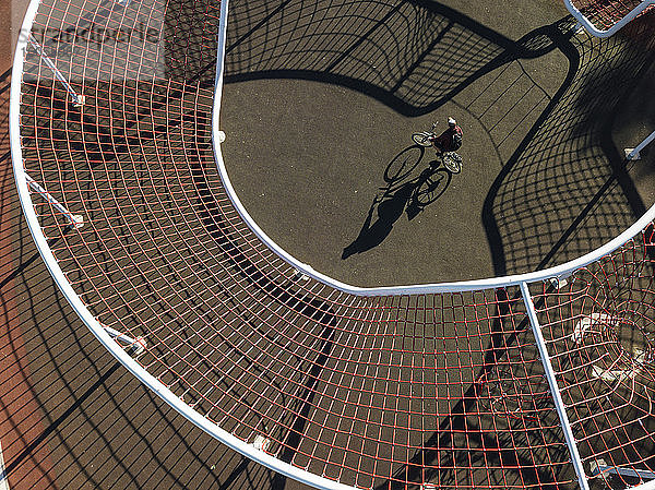 Mann beim Radfahren auf einem Sportplatz,  Luftaufnahme