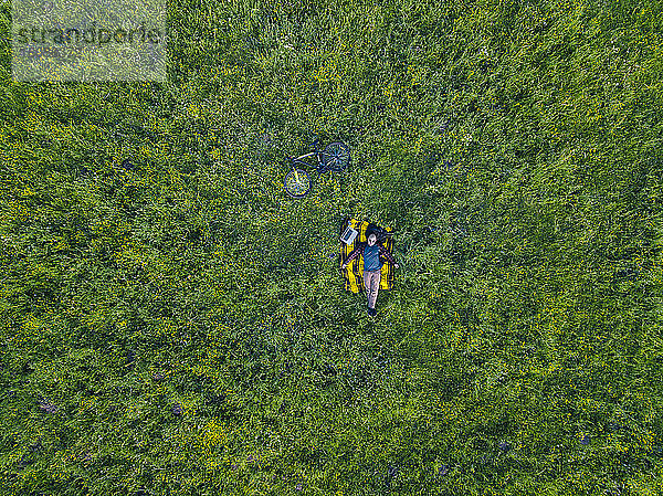 Mann im Gras liegend,  Luftaufnahme