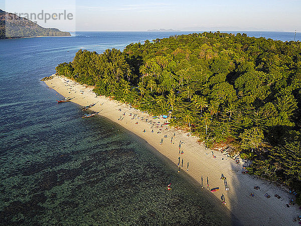 Thailand,  Provinz Satun,  Ko Lipe,  Luftaufnahme von Menschen,  die sich im Sommer am sandigen Küstenstrand entspannen