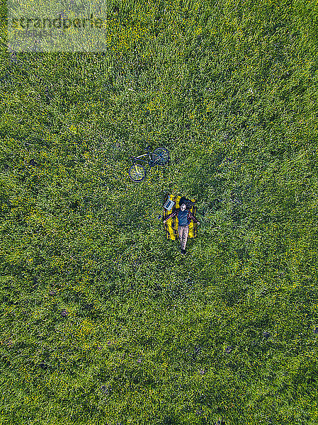 Mann im Gras liegend,  Luftaufnahme