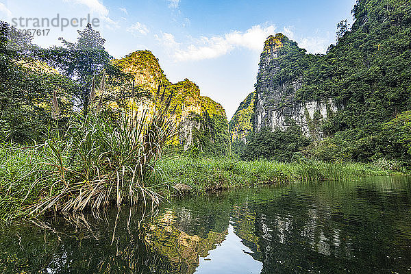 Vietnam,  Kalksteinberge im Trang An Scenic Landscape Complex