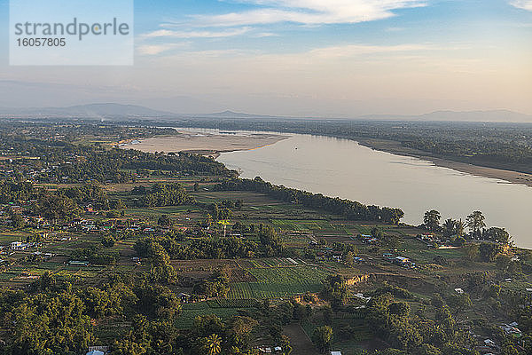 Myanmar,  Kachin-Staat,  Myitkyina,  Irrawaddy-Fluss in Landschaft