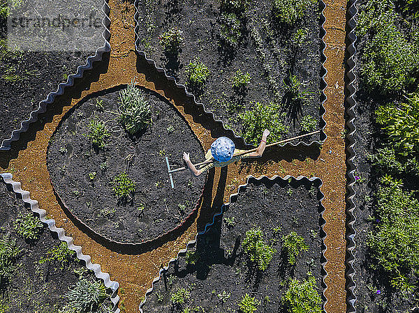 Frau bei der Gartenarbeit,  Luftaufnahme