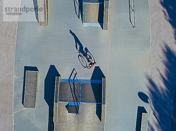 Mann radelt im Skatepark,  Luftaufnahme