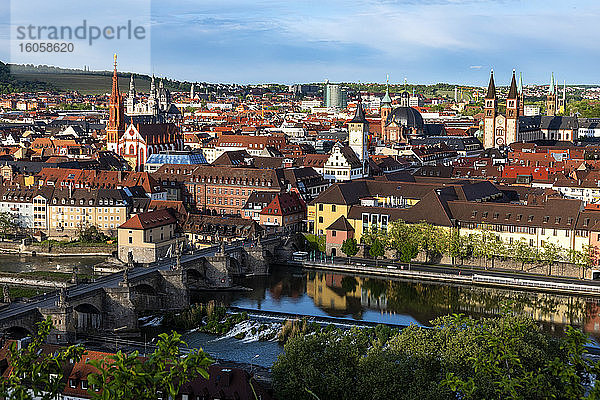 Deutschland,  Franken,  Bayern,  Würzburg,  Ansicht der Altstadt mit Alter Mainbrücke am Main