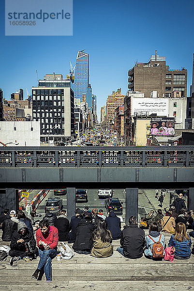 Menschen entspannen sich entlang der High Line; Manhattan,  New York,  Vereinigte Staaten von Amerika