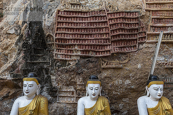 Myanmar,  Staat Kayin,  Hpa-an,  Buddha-Statuen in der Kawgun-Höhle