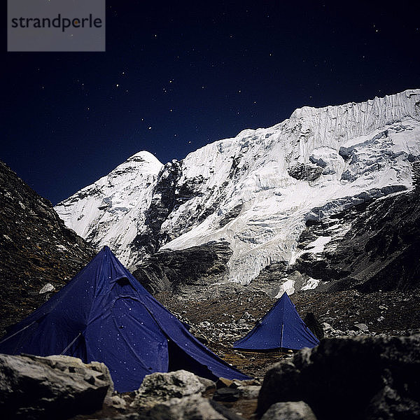 Nepal,  Solo Khumbu,  Island Peak mit Basislager bei Nacht