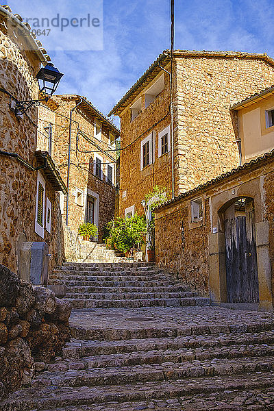 Spanien,  Mallorca,  Fornalutx,  Steinstufen entlang der alten Dorfstraße
