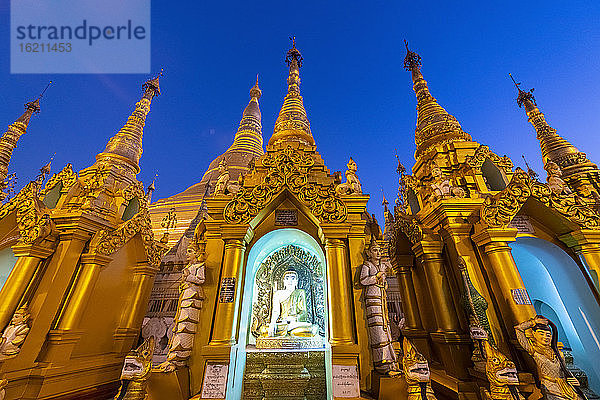 Myanmar,  Yangon,  Goldene Türme und Buddha-Statue in der Shwedagon-Pagode
