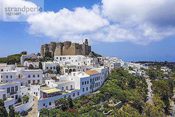 Griechenland,  Südliche Ägäis,  Patmos,  Luftaufnahme des Klosters des Heiligen Johannes des Theologen und der umliegenden Stadt