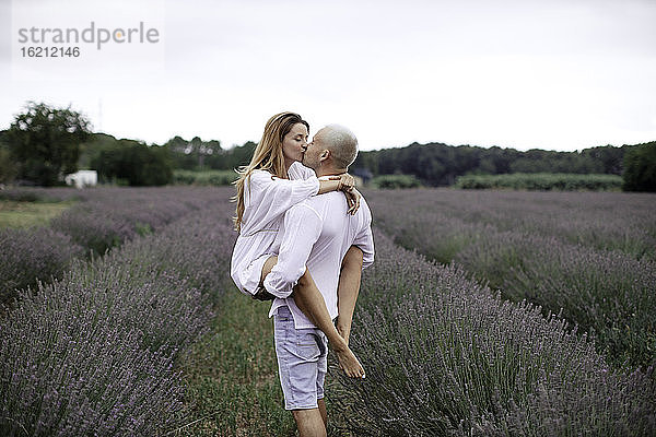 Verliebtes Paar auf Lavendelfeld