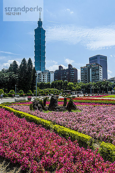 Taiwan,  Taipeh,  101-Wolkenkratzer mit Blumenbeet im Vordergrund