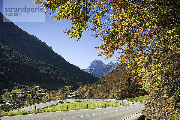 Deutschland,  Bayern,  Auto auf Straße mit Bergen im Hintergrund