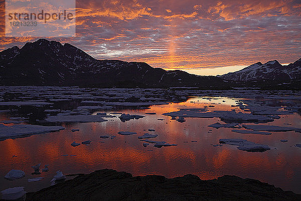 Grönland,  Sonnenuntergang über Eisschollen
