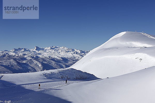 Österreich,  Steiermark,  Menschen beim Skifahren im Skigebiet Tauplitzalm