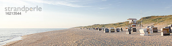 Deutschland,  Blick auf leeren Strand mit überdachten Strandkörben auf der Insel Sylt