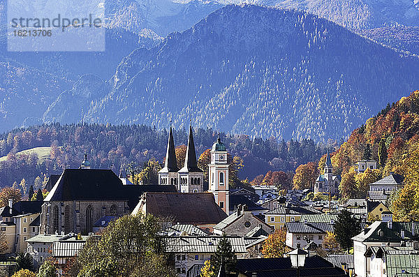 Deutschland,  Bayern,  Außenansicht von Gebäuden mit Watzmann im Hintergrund