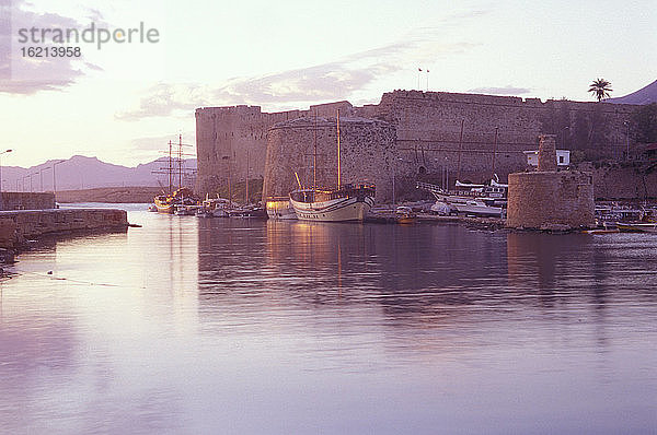 Alter Hafen von Girne mit Kastell,  (Keryneia Kyrenia),  Nordzypern