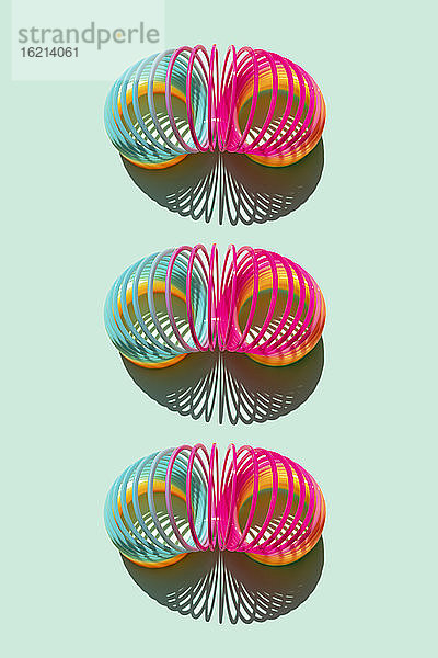 Studioaufnahme von drei Slinky-Federn aus Kunststoff
