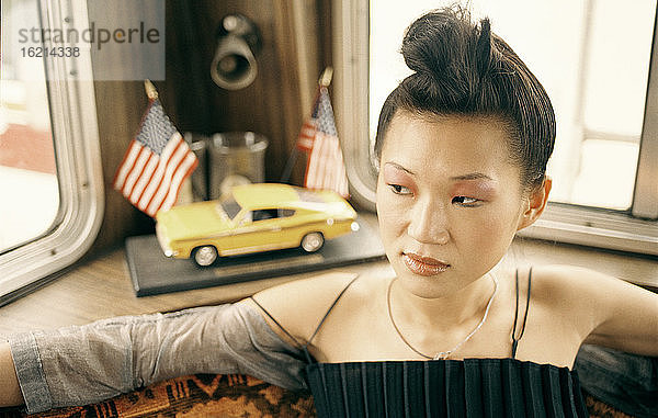 Asiatische Frau im Lieferwagen,  Porträt