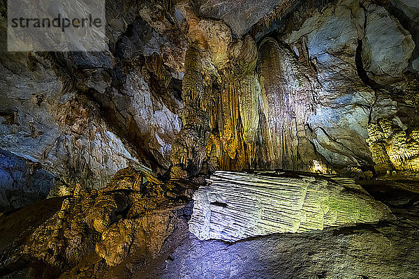 Vietnam,  Provinz Quang Binh,  Felsformationen in der Paradieshöhle