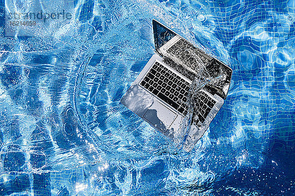Hohe Winkel Ansicht von Computer schwimmend auf Schwimmbad