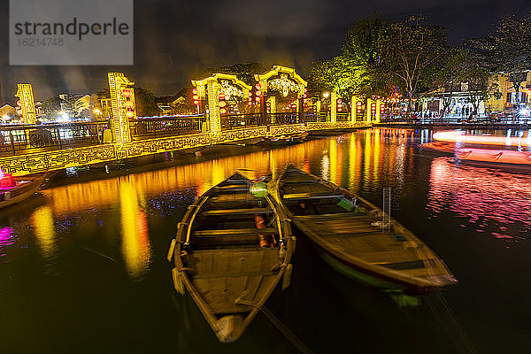 Vietnam,  Hoi An,  Boote auf dem Fluss in der Altstadt bei Nacht beleuchtet