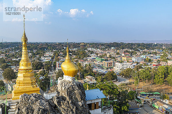 Myanmar,  Staat Kayah,  Loikaw,  Taung Kwe Pagode mit Blick auf die Stadt unten