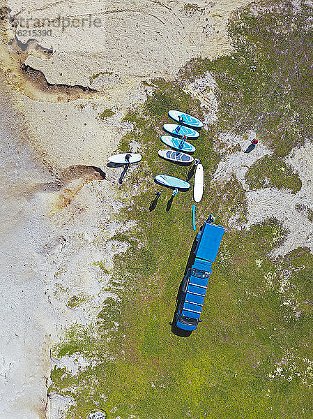 Luftaufnahme von Surfern,  die sich am sandigen Flussufer vorbereiten