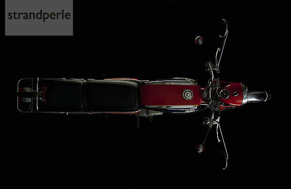 Draufsicht auf ein altes Motorrad mit schwarzem Hintergrund (Zuendapp KS 125 Sport)