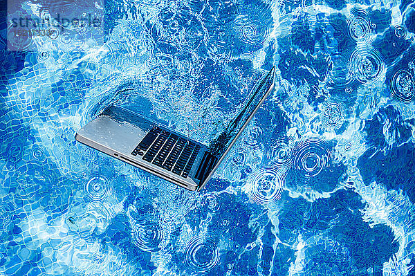 Hohe Winkel Ansicht von Laptop schwimmend auf Schwimmbad