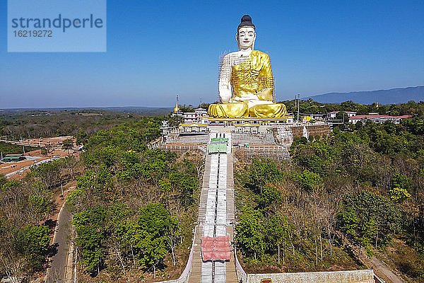 Myanmar,  Mon-Staat,  Riesiger sitzender Buddha unterhalb der Kyaiktiyo-Pagode