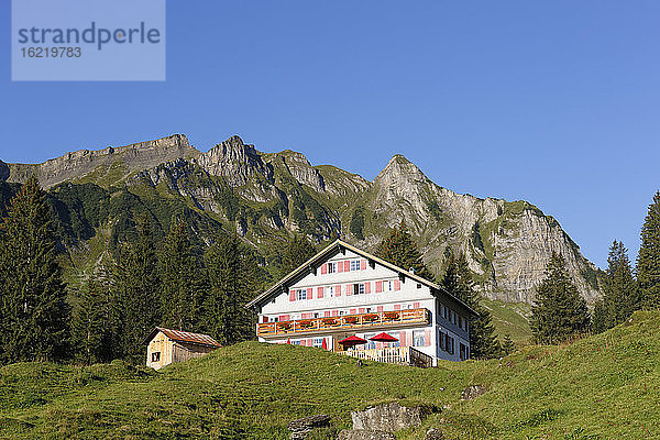 Österreich,  Vorarlberg,  Blick auf das Alpengasthaus Edelweiss und den Kilppern im Hintergrund
