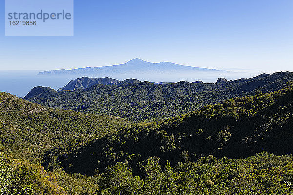 Spanien,  La Gomera,  Blick auf den Garajonay-Nationalpark und Teneriffa im Hintergrund