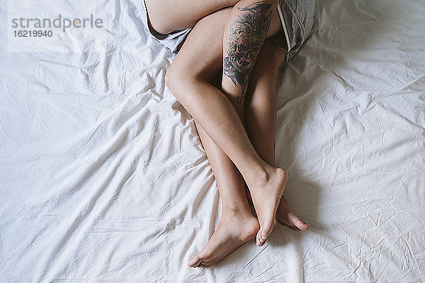 Lesbisches Paar Beine liegen auf dem Bett zu Hause